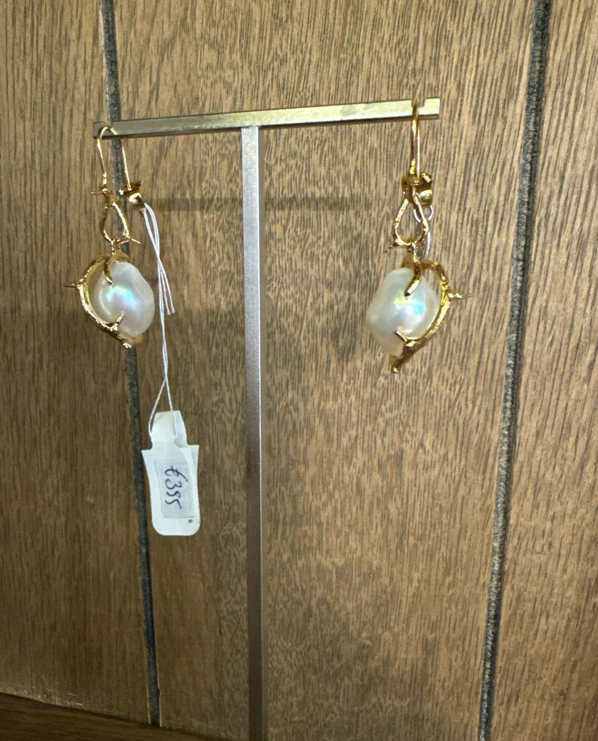 WOUTERS EN HENDRIX - Thorned hook earrings with freshwater pearl (Gold-plated)