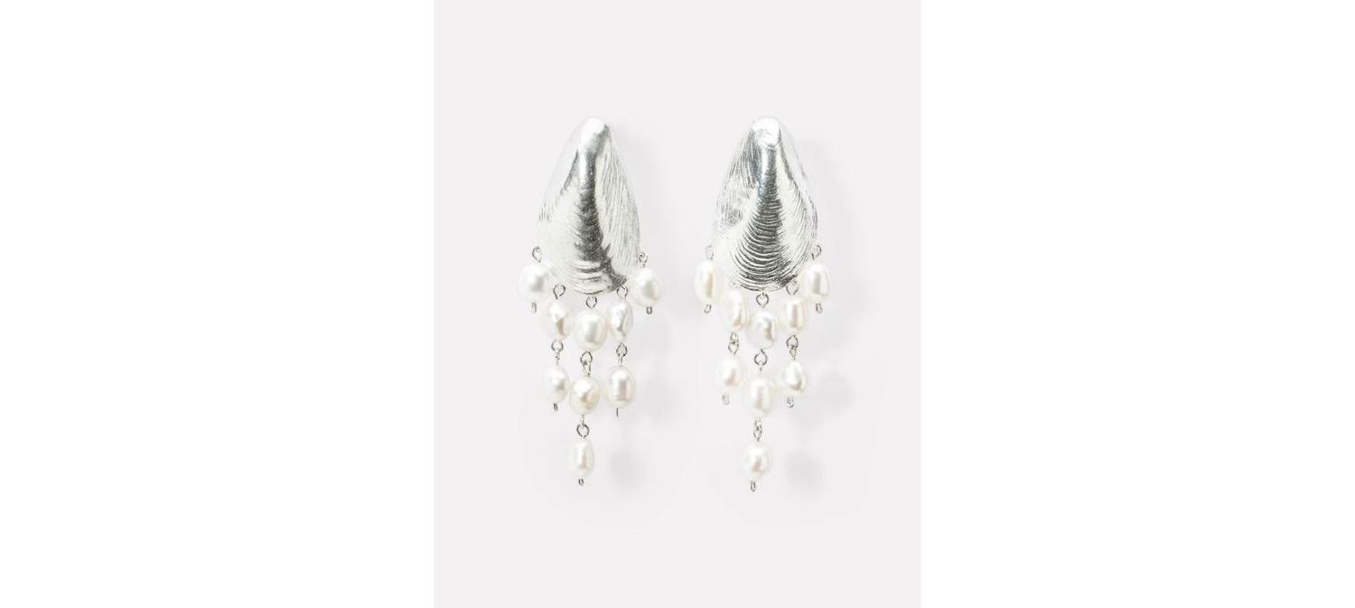 WOUTERS EN HENDRIX - Statement mussel stud earrings with dangling freshwater pearls