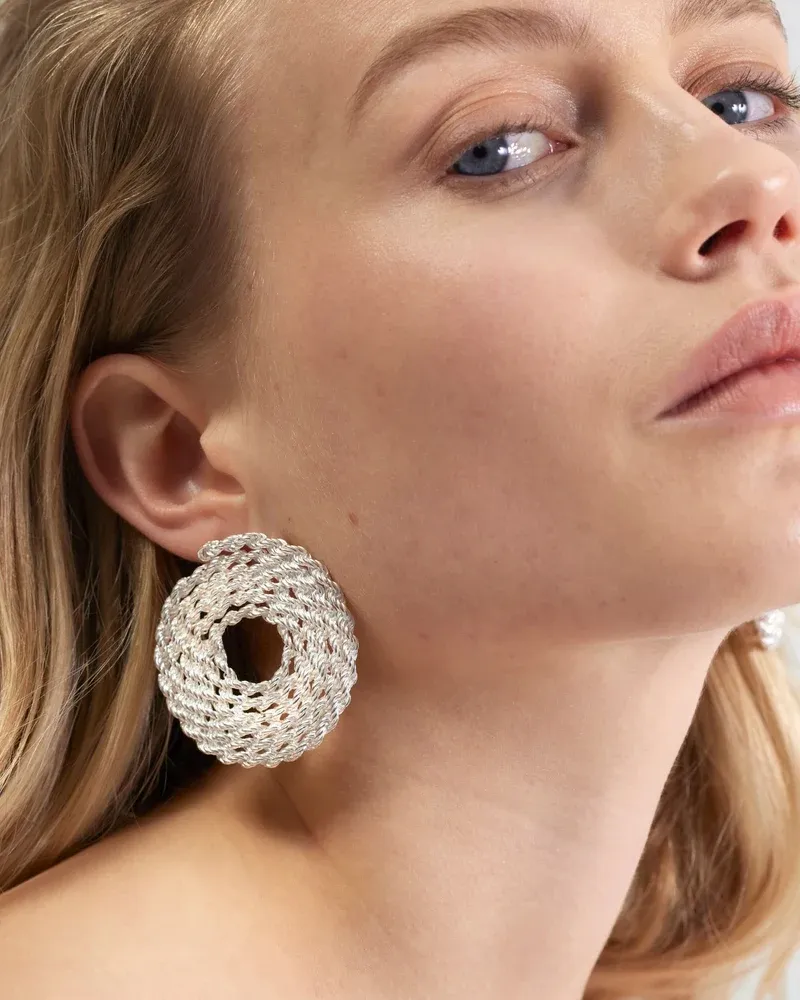 WOUTERS EN HENDRIX - Coiled rope chain earrings with studded clips