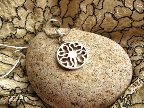 Lucky clover necklace ~ silver circle with hearts