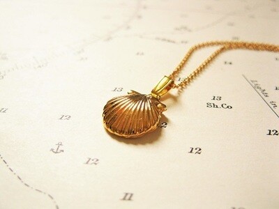 Gold-plated scallop shell Camino de Santiago necklace