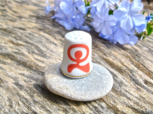 China thimble ~ lucky Indalo, coral