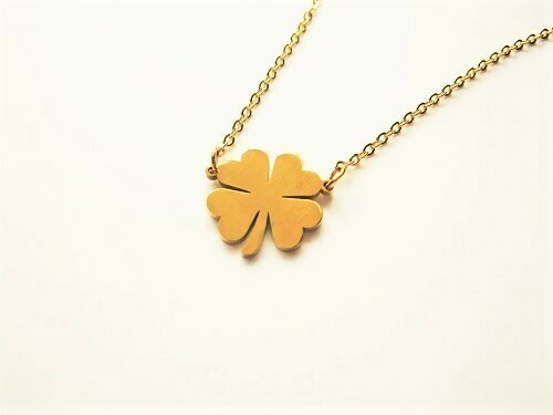 Lucky clover necklace golden classic to help avoid bad luck