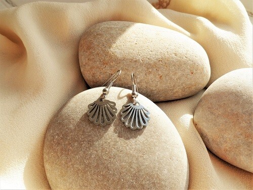 Camino scallop shell earrings ~ stainless steel