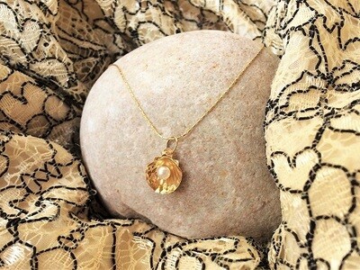 18ct gold Santiago scallop shell with pearl necklace ~ mini