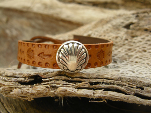 Camino bracelet ft scallop shell ~ embossed  leather