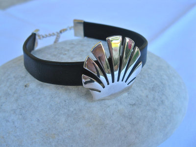 Santiago scallop shell bracelet ~ silver + leather
