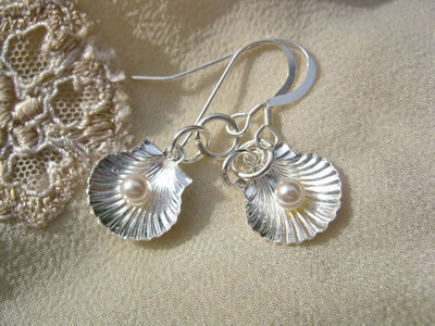 Scallop shell with pearl earrings, silver