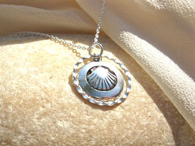 Scallop shell charm necklace ~ circle, silver