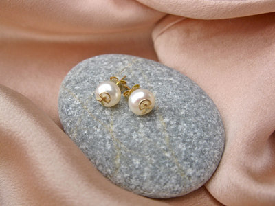 Indalo pearl earrings ~ 18ct gold, stud