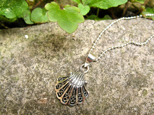 Camino scallop shell necklace ~ filigree, silver