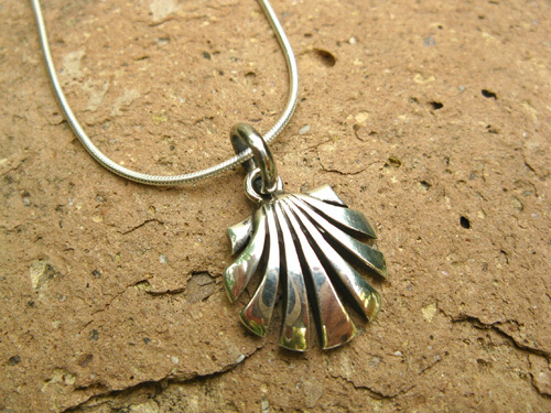 Scallop shell necklace / concha de vieira ~ open silver