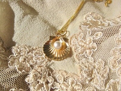 Scallop shell with pearl necklace ~ Santiago, 18ct gold