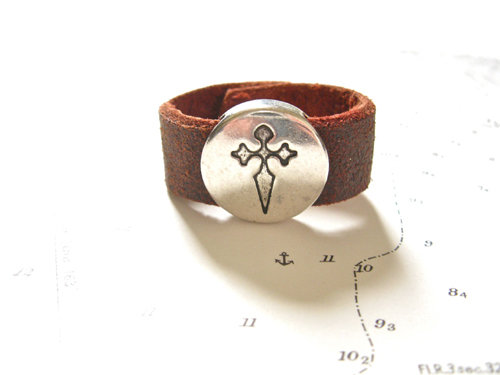 A unique jewellery gift for the Camino ~ black leather ring with the yellow arrow symbol