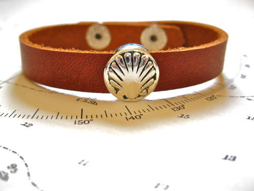Camino de Santiago concha scallop shell charm bracelet - leather