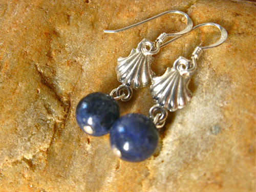 Camino earrings with scallop shells and sodalite