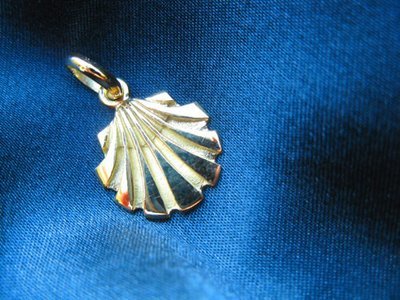 Solid gold scallop shell pendant / necklace ~ Santiago, classic 18ct
