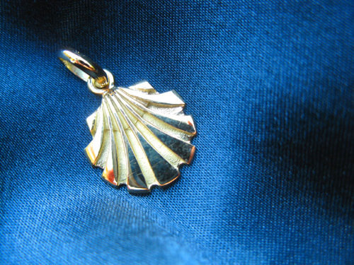 Solid gold scallop shell pendant / necklace ~ Santiago, classic 18ct
