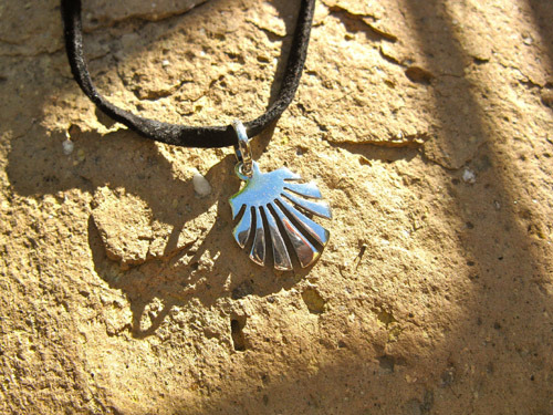 Camino scallop shell necklace / concha de vieira