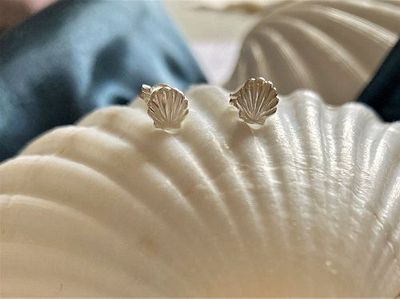 Camino scallop shell stud earrings to wish safekeeping
