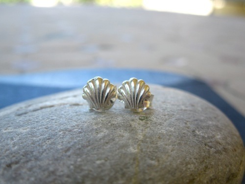 Camino scallop shell stud earrings to wish safekeeping