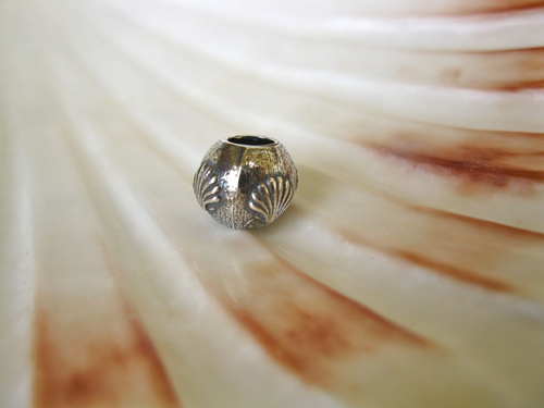 Santiago bead with scallop shells ~ European-style, round