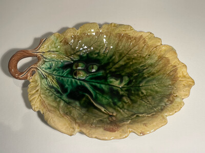 Etruscan Majolica Leaf with Acorns Platter  c.1800s