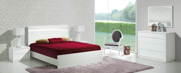 Cama casal simples + 2 mesas de cabeceira + comoda + moldura
