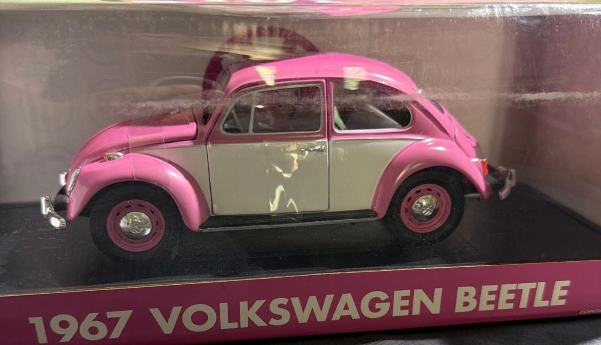 1/18 GREENLIGHT 1967 Volkswagen  Beetle Pink And White LIMITED EDITION