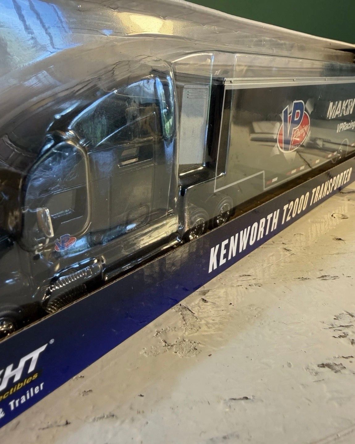 Greenlight 1:64 Kenworth T2000 VP Racing Fuels Makin Power Diecast Transporter