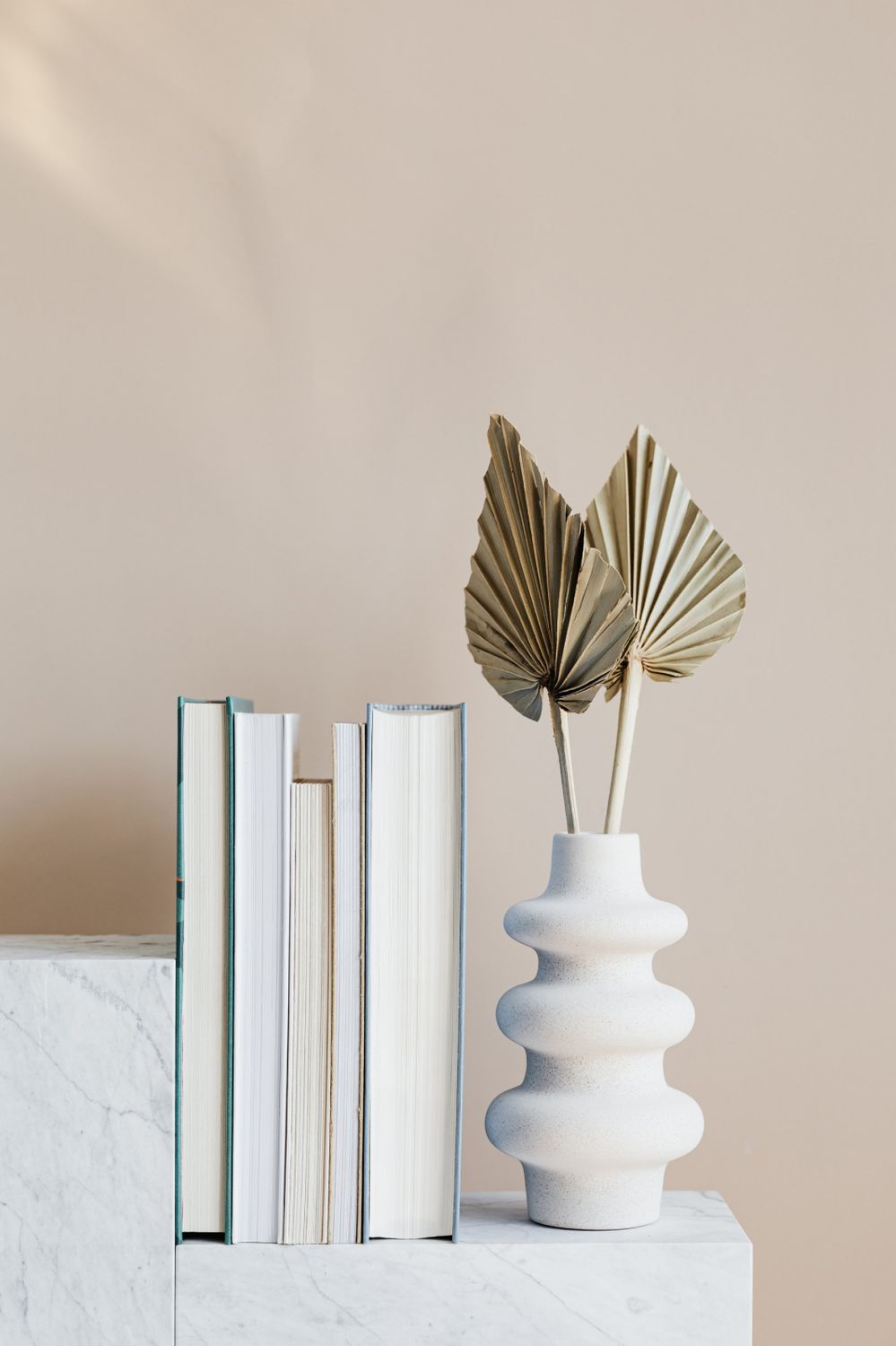 ESEMPIO. Vaso decorativo in ceramica bianca