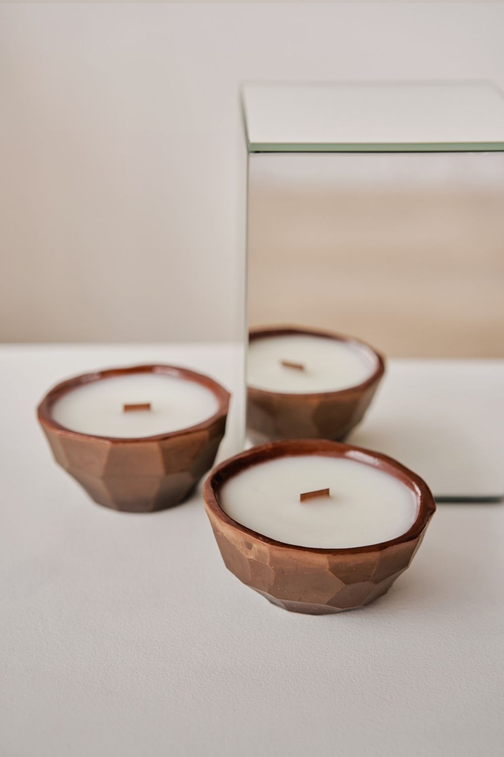 ESEMPIO. Candela di soia in vaso di ceramica