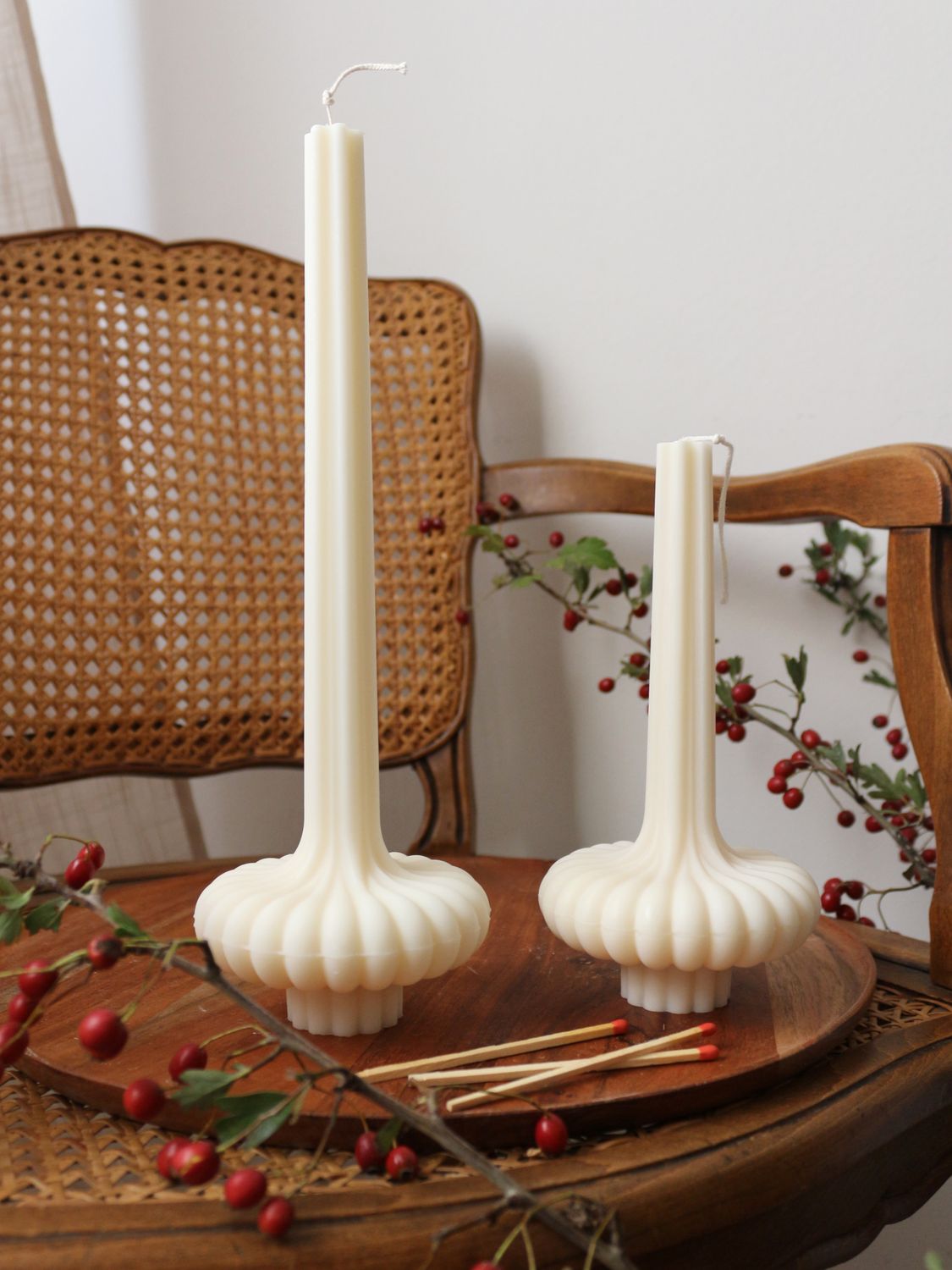 Set di due candele decorative bianche a stelo, con base tonda e dettagli scanalati, in due misure