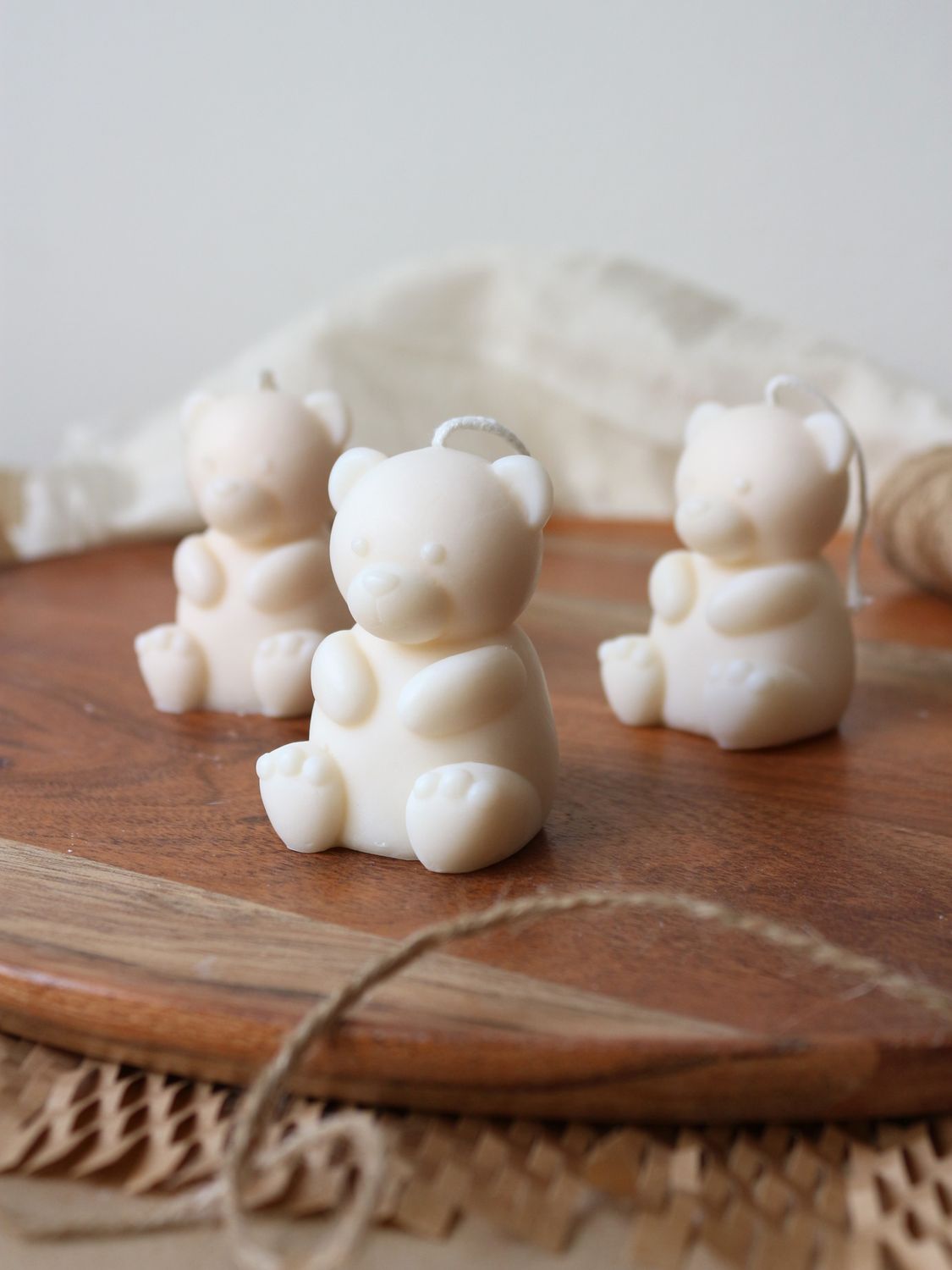 Trio di candele a forma di piccolo orsetto in cera naturale bianca, spente