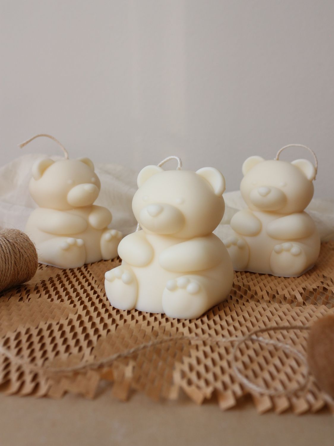 Trio di candele decorative in cera naturale a forma di orso, spente