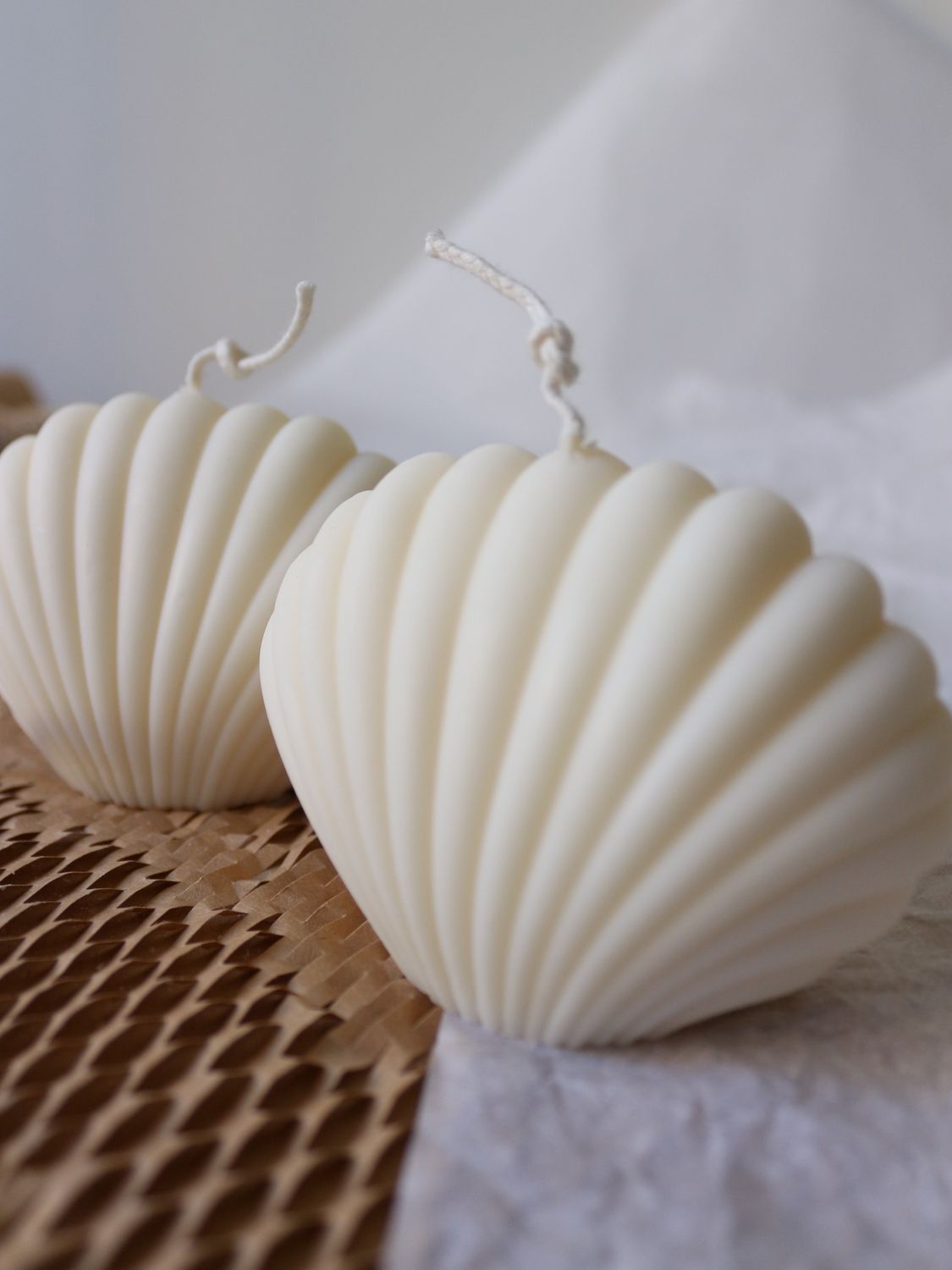 Due candele in cera naturale bianca a forma di conchiglia