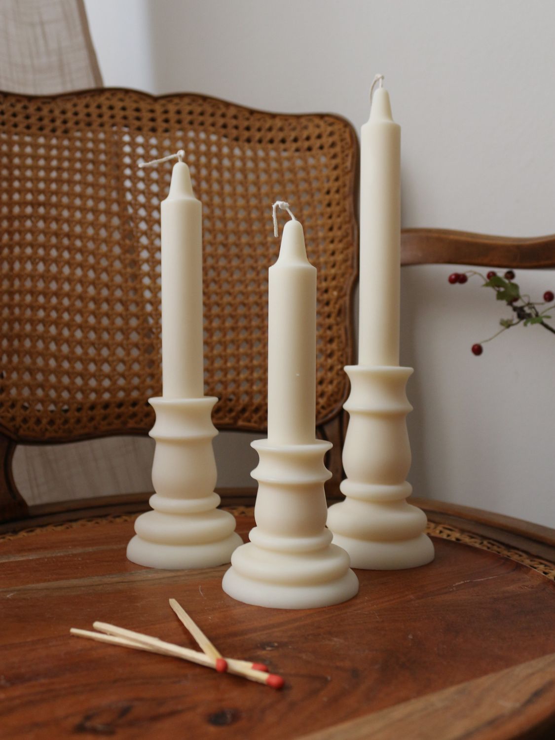 Trio di candele a forma di candeliere in cera naturale bianca, in tre misure, spente