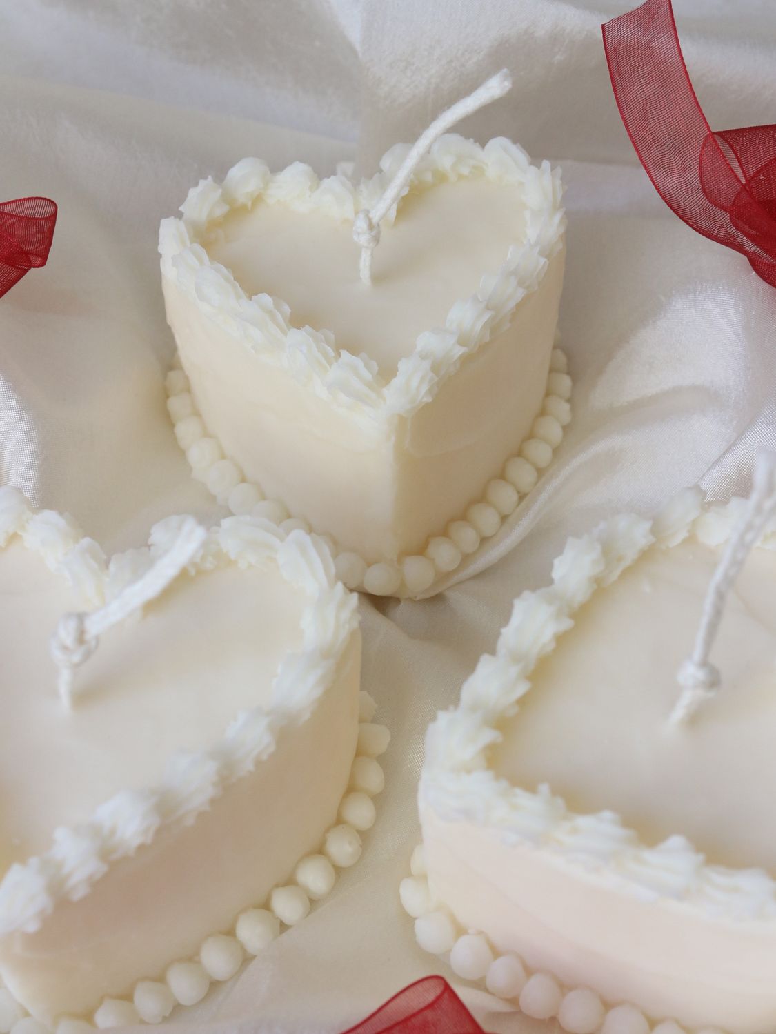 Tre candele decorative in cera naturale bianca a forma di piccola torta a cuore