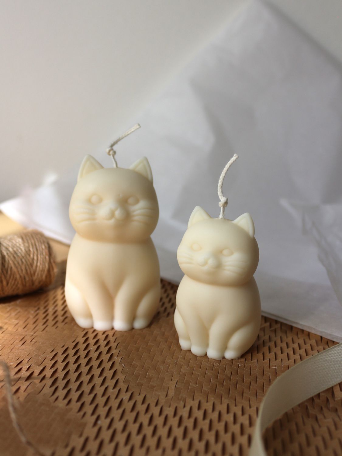Due candele decorative bianche a forma di gatto in due misure