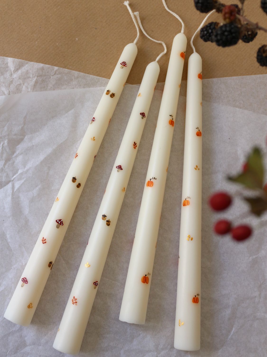 Quattro candele decorative a stelo dipinte a mano con motivi autunnali di zucche, funghi e foglie