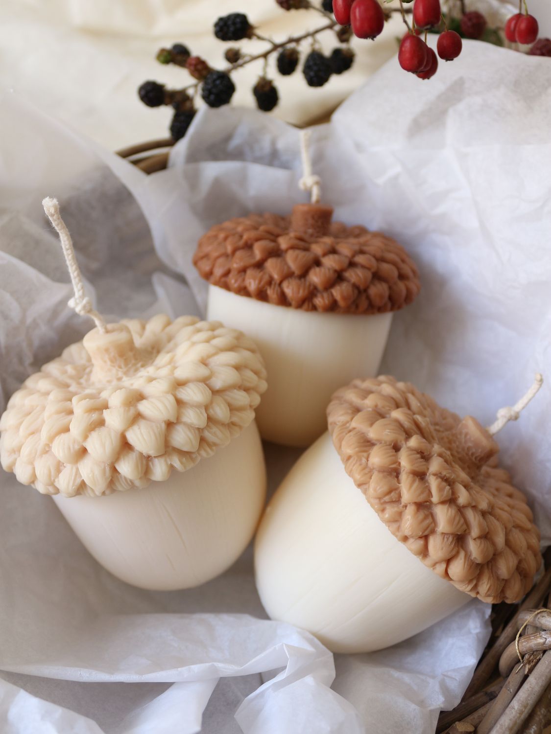 Tre candele a forma di ghianda con il cappello nei tre colori disponibili: beige, caffelatte e marrone