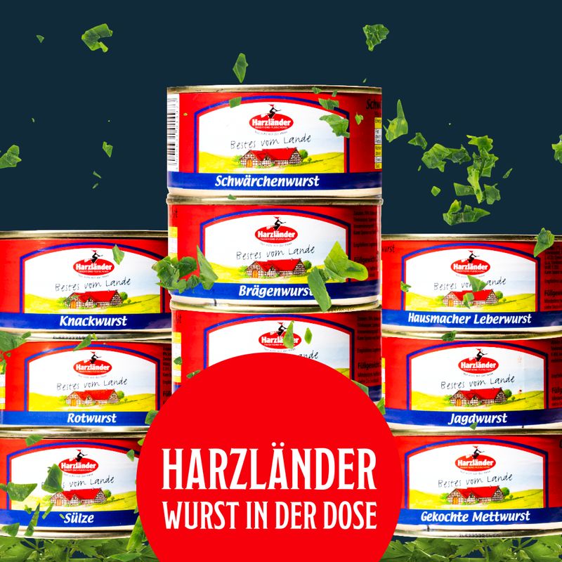 Harzländer Wurstdosen auf blauem Hintergrund mit rotem Logo und schwebenden grünen Kräutern