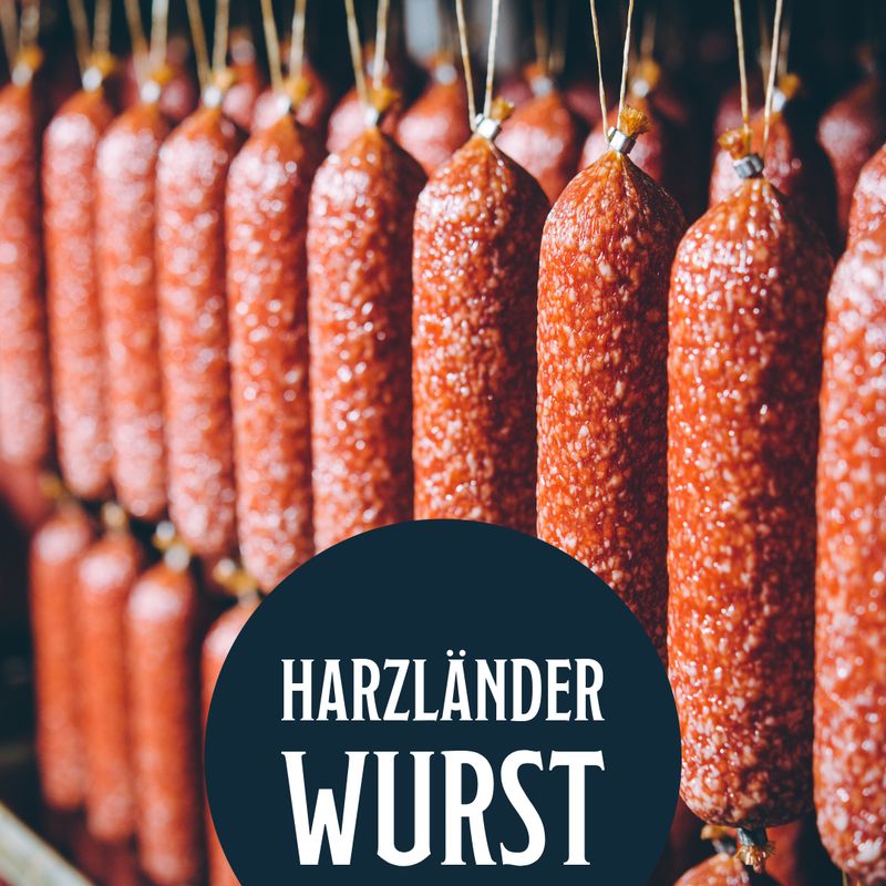 Reihen von hängenden Würsten mit einem Etikett mit der Aufschrift „HARZLÄNDER WURST“