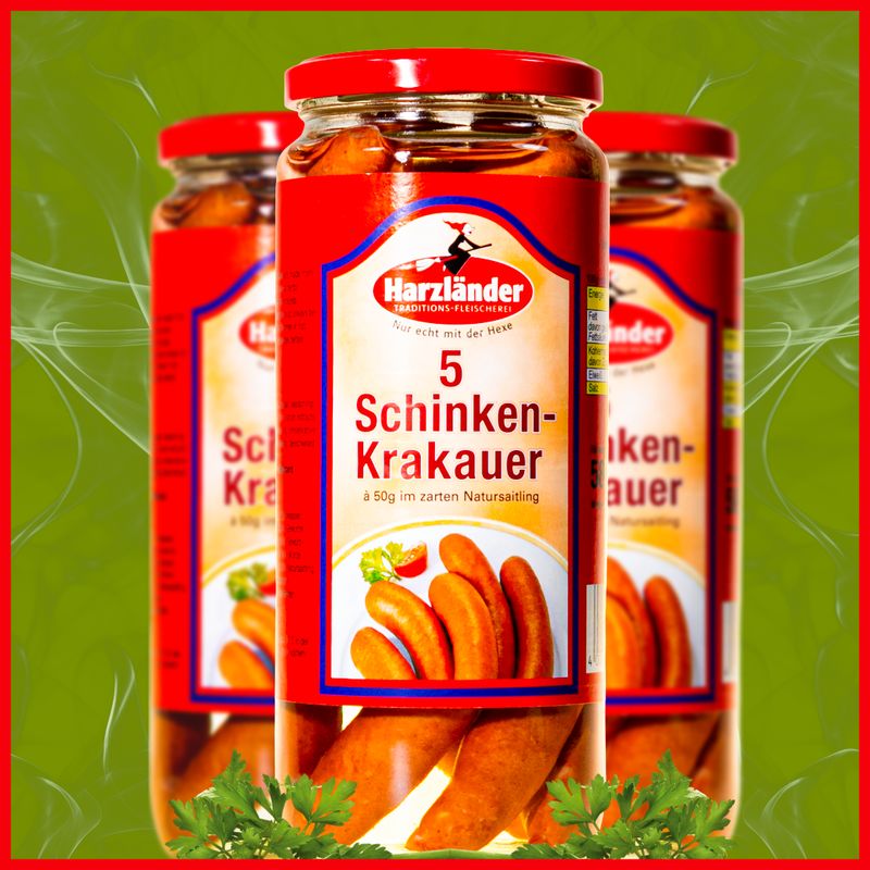 Drei Gläser mit rotdeckeligen Hartlinder Schinken Krakauer Würsten auf grünem Hintergrund