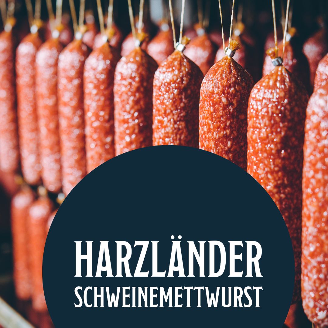 Reihen von hängenden Würsten mit einem dunklen Etikett mit der Aufschrift „HARZLÄNDER