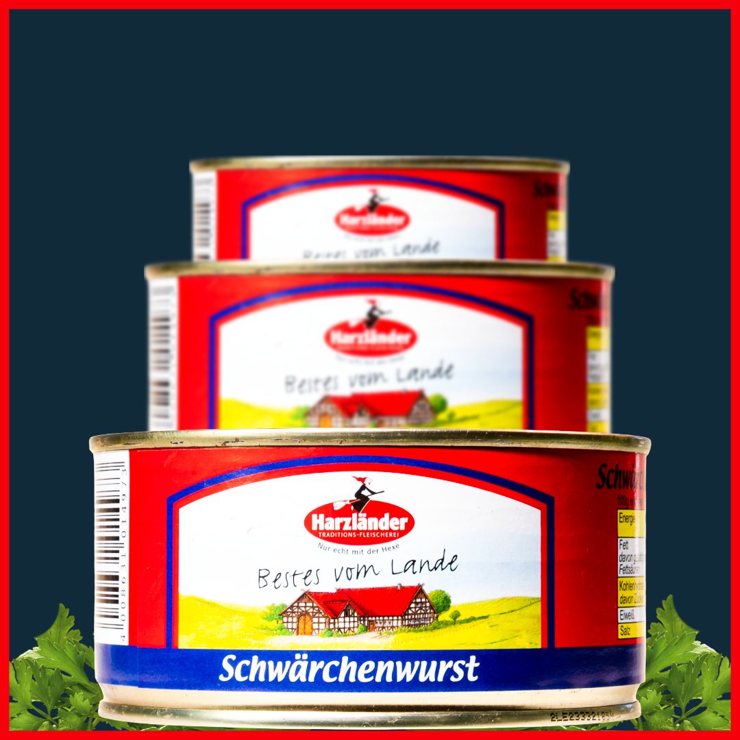 Drei übereinander gestapelte Dosen Herforder Schwarzewurst mit roten, weißen und blauen Etiketten