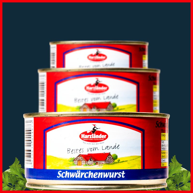 Drei übereinander gestapelte Dosen Herforder Schwarzewurst mit roten, weißen und blauen Etiketten