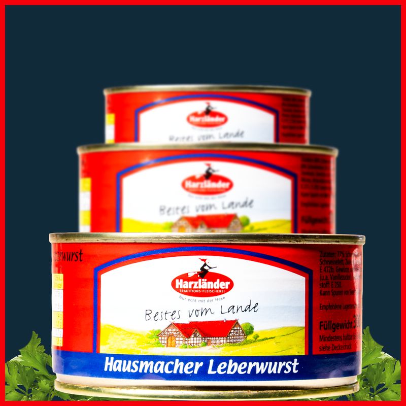 Harzländer Hausmacher Leberwurst 300g Drei übereinander gestapelte rot-weiße Dosen Hausmacher Leberwurst auf dunklem Hintergrund