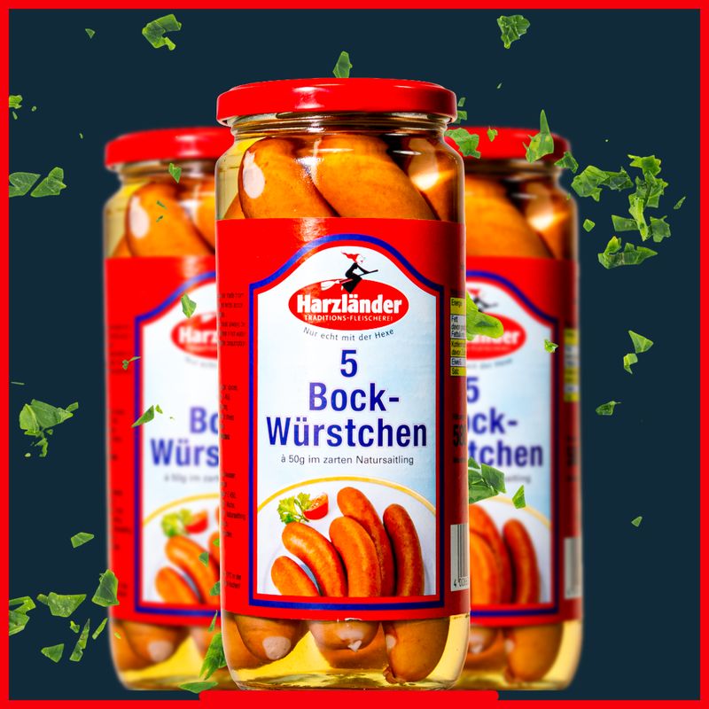Drei Gläser Harlander 5 Bock-Würstchen auf dunklem Hintergrund mit grüner Garnierung.