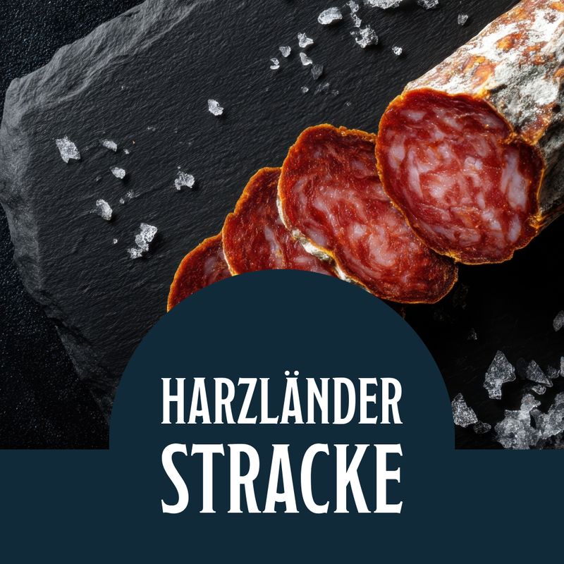 Aufgeschnittene Salami mit der Aufschrift „HARZLÄNDER STRACKE“ auf dunklem Hintergrund mit
